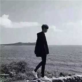 男生灰色头像背影对海