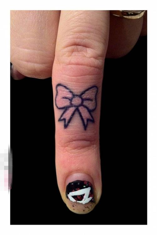 女生手指上黑白文艺小清新简约线条纹身图案