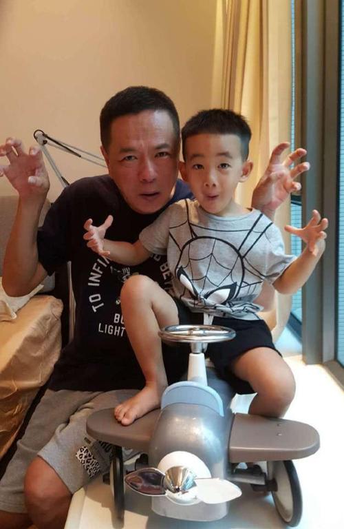 陈小春女儿梦落空?应采儿爸爸透露二胎是儿子:jasper收了小弟