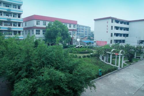 在永兴县南部的湘阴渡镇,京珠高速公路与省道s212线交汇处,距县城13