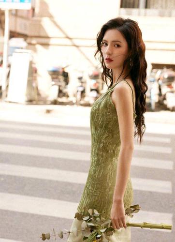 张予曦颜值没得说!穿丝绒裙尽显复古名媛范,小蛮腰也非常抢镜