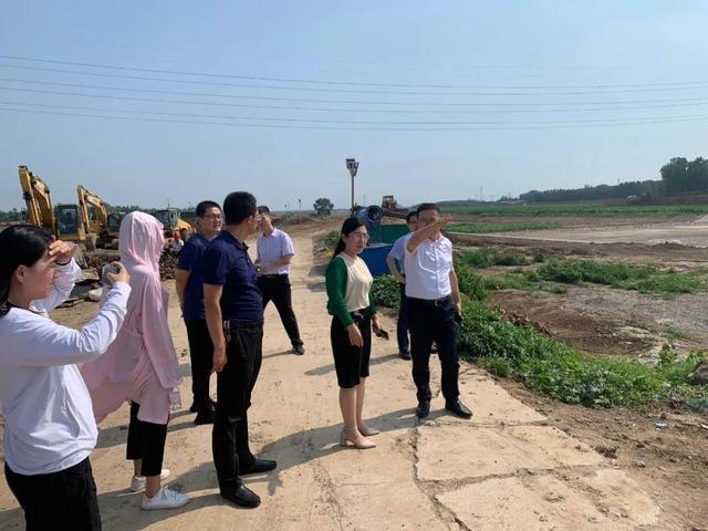 县委办公室副主任张奎国现场为大家详细讲解桓台县河道,河运的悠久