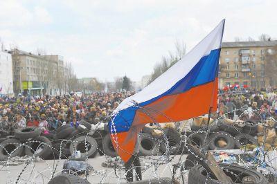 9日,在乌克兰顿涅茨克,民众聚集在政府大楼前.