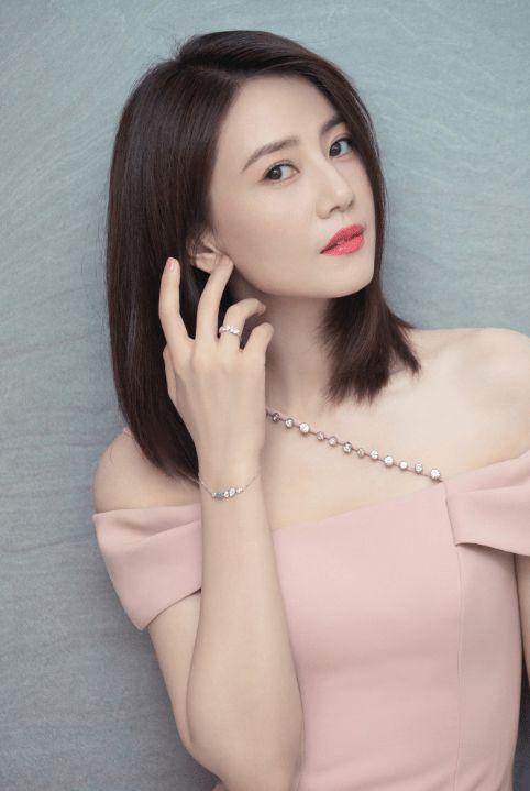 42岁高圆圆穿粉色鱼尾裙亮相生图下颜值身材耐打比精修还美