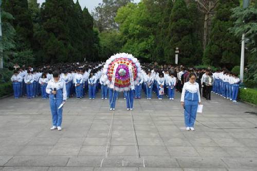 龙岩卫校师生清明进行祭扫活动 缅怀革命先烈