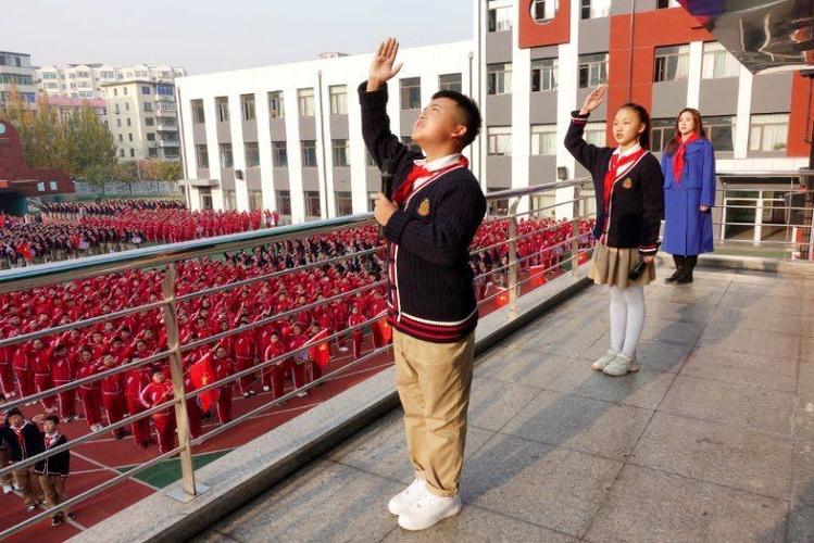 本溪市实验小学五六扬帆中队举行"绿色生活,低碳环保"主题升旗仪式