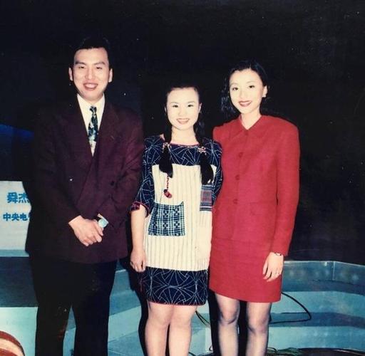 照片从左至右依次为央视主持人张泽群,龚琳娜,杨澜.