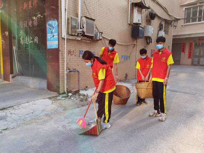 我校青年志愿者开展校外卫生清扫活动