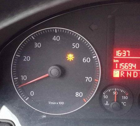 2012速腾1.6仪表盘指示灯显示一个小灯泡亮了