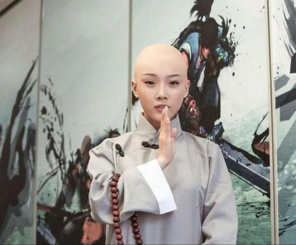 穿成这样在海边的"尼姑"火了