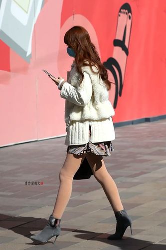 街拍:穿出阴柔妩媚的肉丝短裙美女