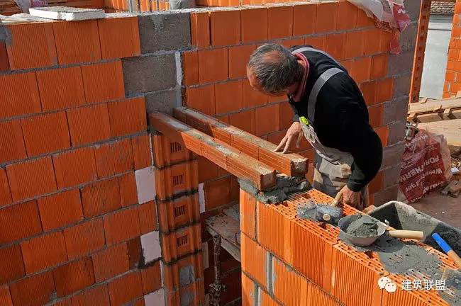 在使用大体积烧结粘土空心砖砌筑的墙体中,设置类似我们国内的,所谓的