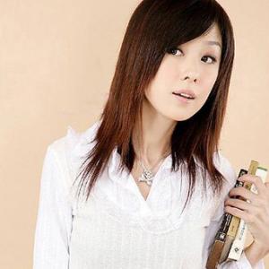 碎发给人柔美的层次感,喜欢碎发发型的女孩,不妨选择一款时尚的发型