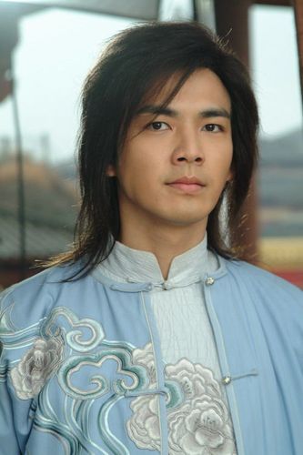 钟汉良     钟汉良在于正剧《玫瑰江湖》扮演男一号沐晟,剧中人物原型