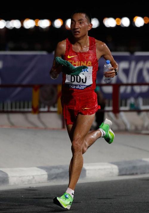 搜球网 综合 其他     我国国家田径队队员,藏族马拉松选手多布杰正在