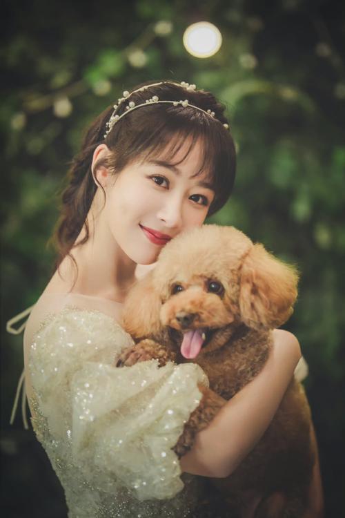 杨紫珠光纱裙森系写真##杨紫抱狗狗合照