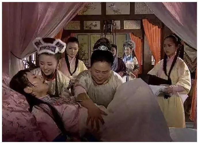 因为古时候生产是没有女医生的,只有一些生过孩子的老人来充当接生婆