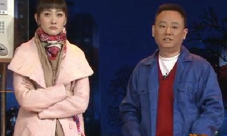 影视演员李小冉与邵峰登场表演小品《午夜电话亭》,李小冉展现演技