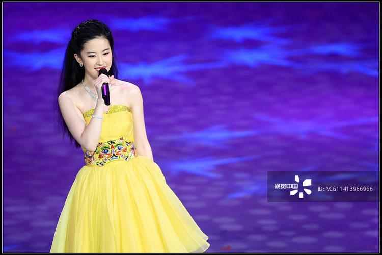 北京台春晚:刘亦菲首次登btv春晚献歌 穿虎头腰封蓬蓬