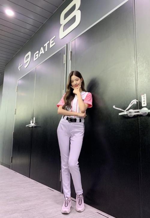 张元英的身材太好了,这双大长腿穿什么都好看,真没想到她才15岁
