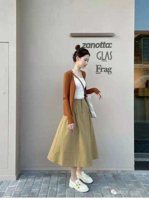 卡其色半裙配什么颜色上衣好看