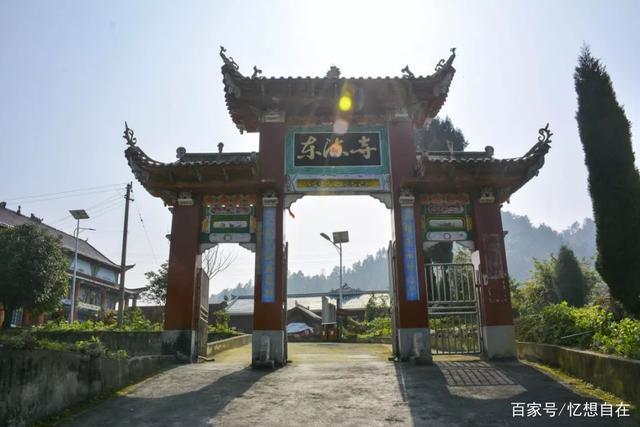 境内有独特的乡镇特色小吃,旅游景点有历史古寨,复古桥梁,东流寺