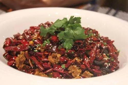 歌乐山辣仔鸡,选用半年散养土仔公鸡,汉源大红袍花椒和优质干