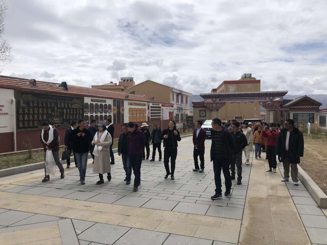 益西校长向教育部调研组成员汇报学校的概况