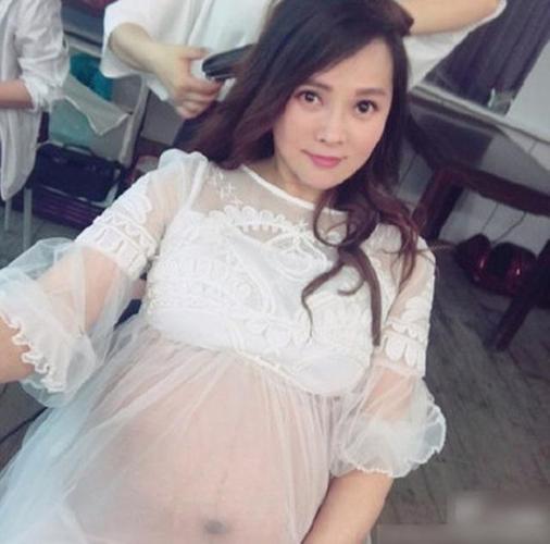 娱乐圈怀孕了还在拼命的女星,杨幂还在拍戏,小s不停接