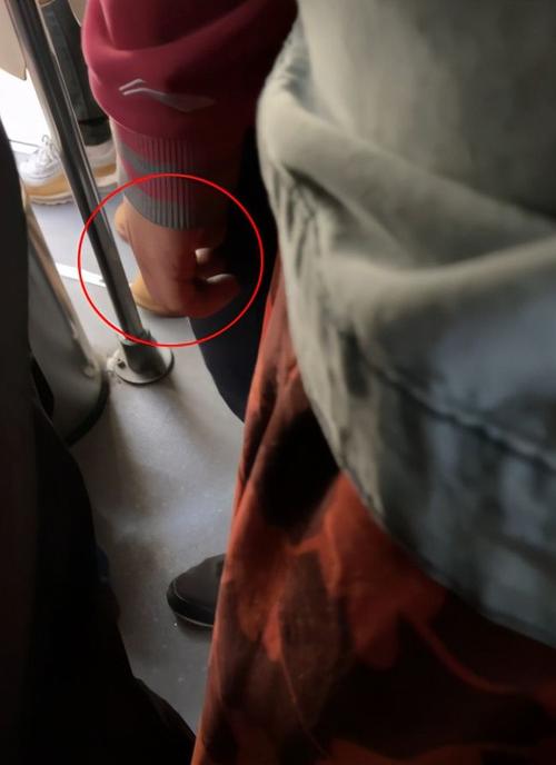 连续两天!男子在3路公交车上对多名女子