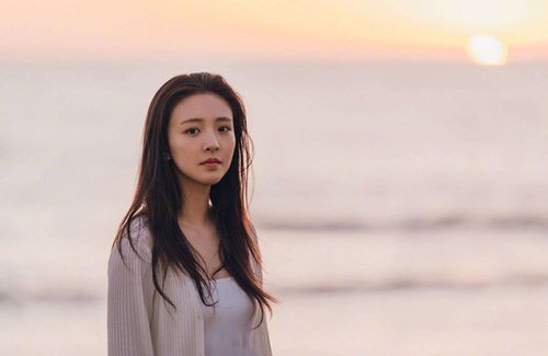 吴倩身穿黄色 西服亮相机场,造型唯美,让观众朋友们惊喜不已