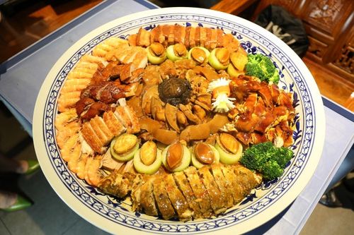 大厨调味,味味都是功夫菜,其中不得不提的是集齐广东"三宝"的顺德焖羊