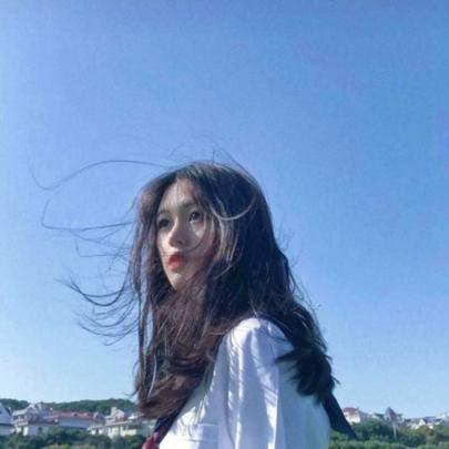 高清唯美的女生头像蓝色系天空图片