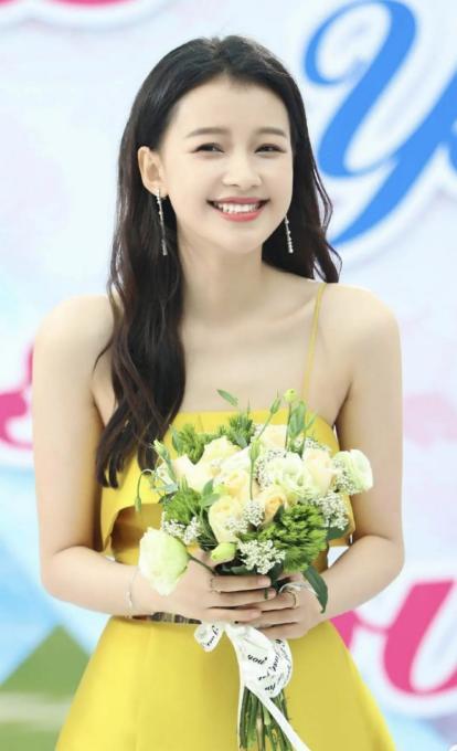 孙怡真的是典型的不显高个脸,和关晓彤站在一女演员中间像个巨人