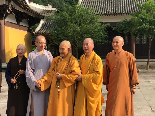 无上清凉 写美篇 明道长老自幼父母双亡,7岁时在越州新寺出家修道