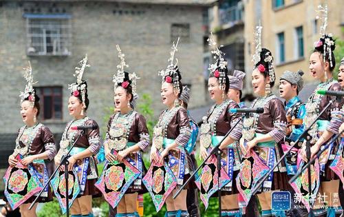 2021年6月12日,贵州省从江县民族艺术团演员在县城古榕广场举行的主题