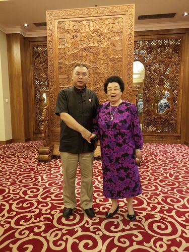 迟重瑞老婆露面80岁陈丽华富态真实不像六小龄童老婆那么假