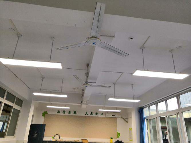 本学期所有的教室都更换了日光灯,新的led护眼灯不仅保障了光亮还能