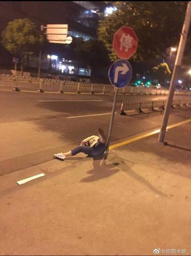 昨晚我喝醉了.第二天打开微信群,群里都是我的丑照?