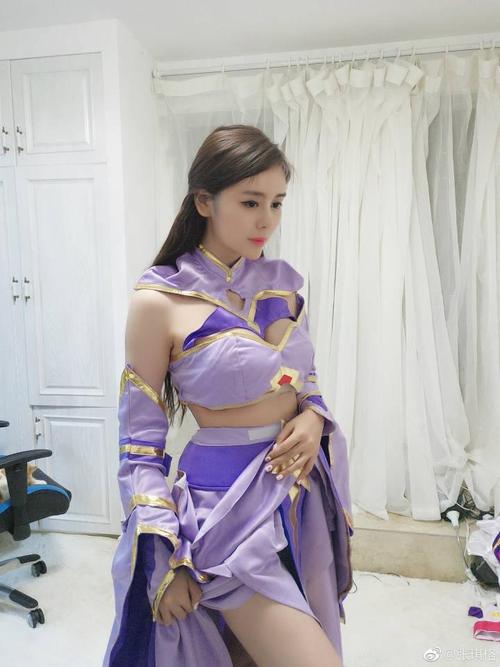 而昨晚深色,七哥张琪格又在微博发了她自己cos王者荣耀露娜紫霞仙子的