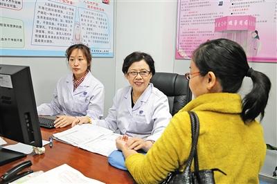 韩延华教授为患者把脉.