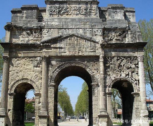 1981年,奥朗日凯旋门和奥朗日古罗马剧场一起被联合国教科文组织列入