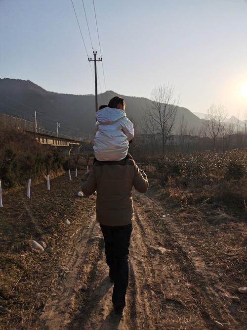 坐在爸爸的肩上,感受父爱如山!