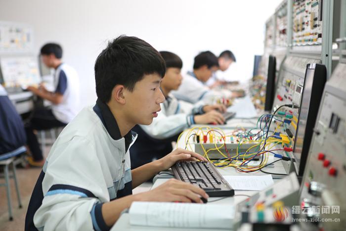 乡镇社区学校18所,村级教学点253个,形成了较为完善的中等职业