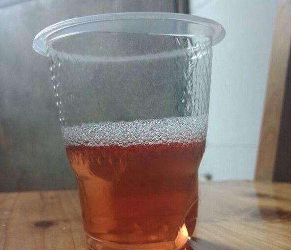 低头看一看自己尿液的颜色,颜色不对,健康可能出问题