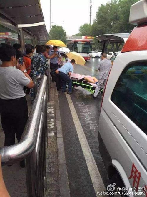 北京海淀一公交站台发生命案2死1伤凶手逃跑