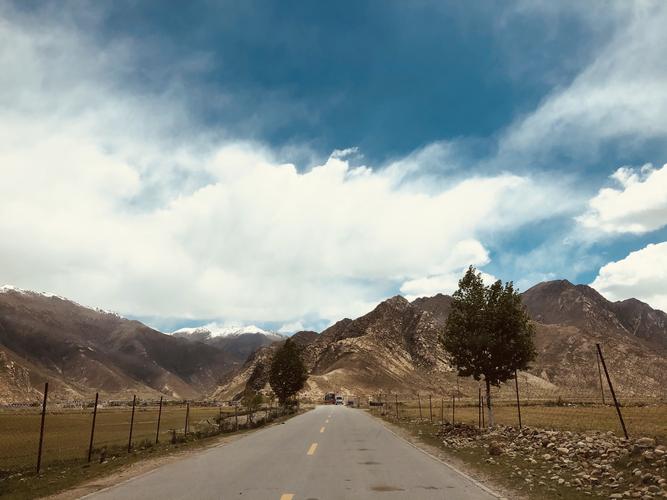 沿着349国道前往直贡梯寺,69km的路我们硬是开了两个半小时.