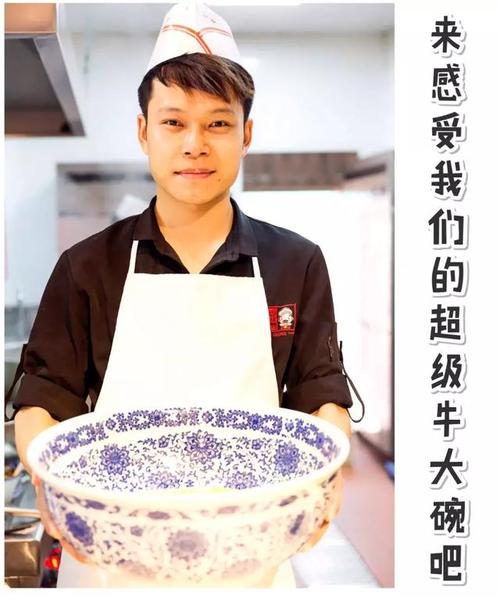 比盆还大的超级牛大碗盛着最接近兰州味儿的牛肉面