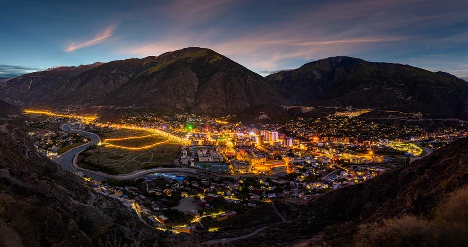 奋进新时代砥砺新作为巴塘县第十三次党代会隆重召开