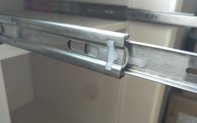 > 滑轨抽屉如何拆装           分享一下抽屉外部边上滑轨片的安装